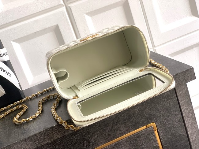 CHANEL 26C Vanity with Chain AP3940 white