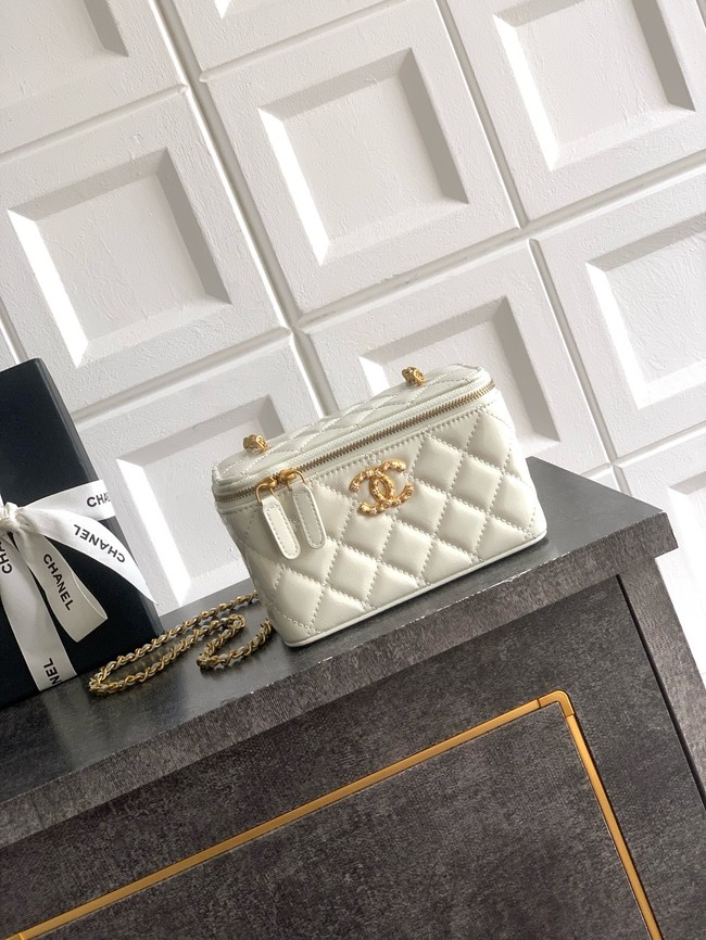 CHANEL 26C Vanity with Chain AP3940 white