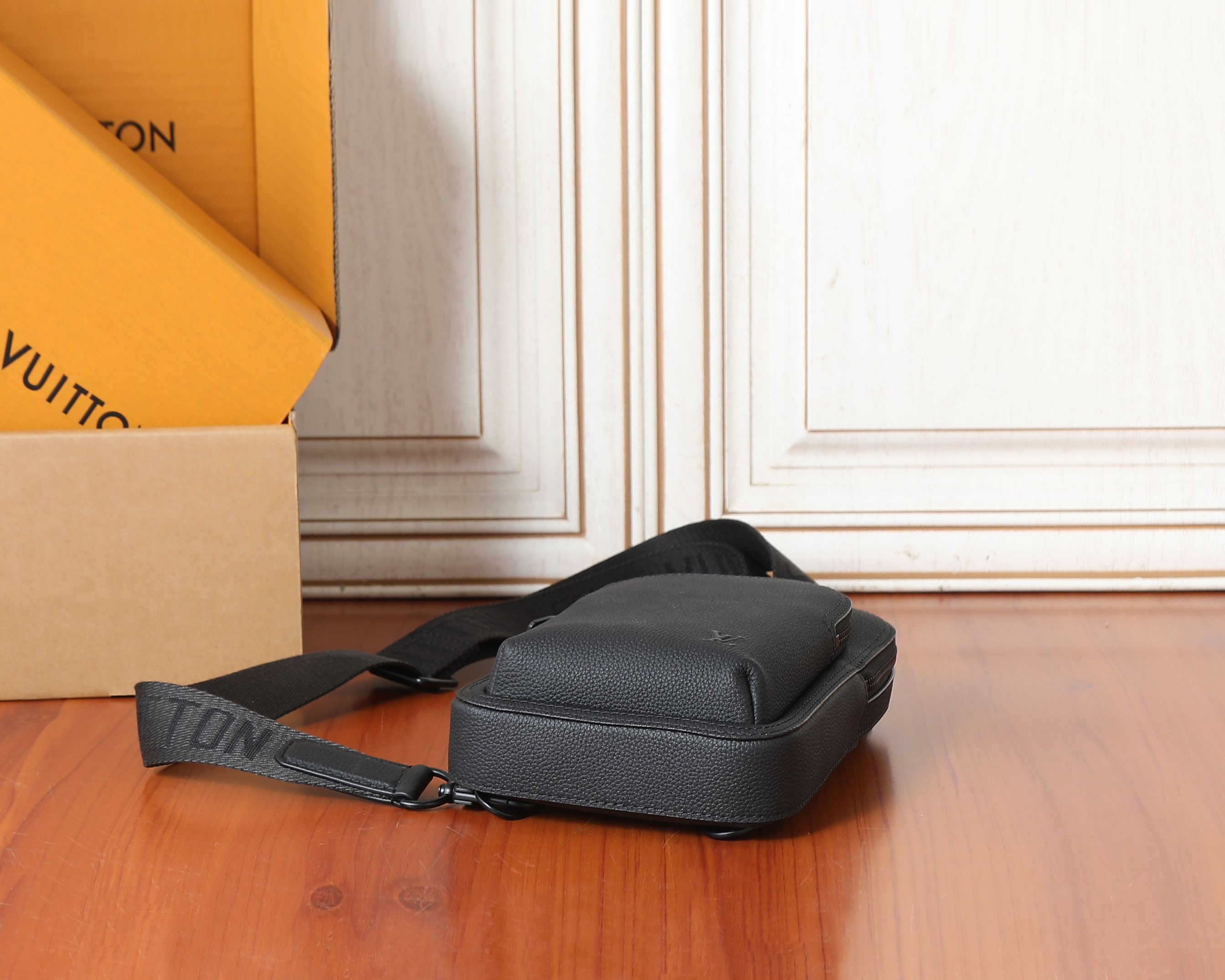 Louis Vuitton Avenue Slingbag PM M15269 Black